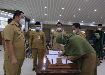 Isi Kekosongan dan Penyegaran, Walikota Arief Lantik Sejumlah Pejabat