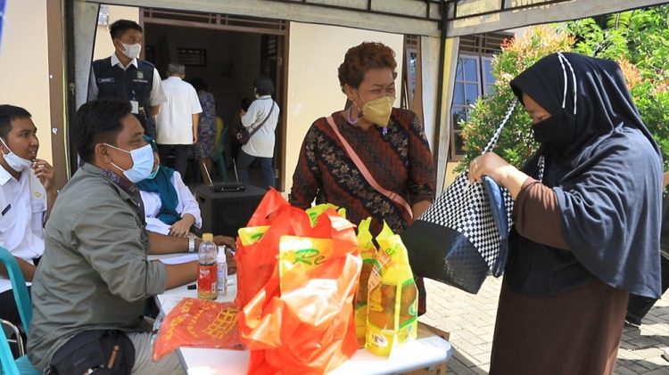 Operasi pasar minyak gireng murah di Kota Tangerang. (KEY)