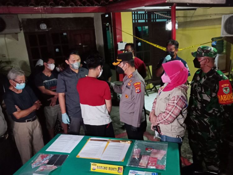 Pelaku penjual istri lewat aplikasi AR (kaso merah putih) saat di Mapolres Serang Kota. (SOL)