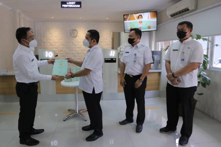 Walikota Tangerang Arief R. Wismansyah menerima sertipikat aset barang dari Kantor Pertanahan. (KEY)