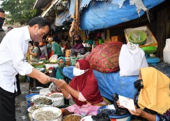 Bagikan Bansos di Pasar Kanoman, Presiden: Covid-19 Melandai, Ekonomi Menggeliat