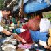 Bagikan Bansos di Pasar Kanoman, Presiden: Covid-19 Melandai, Ekonomi Menggeliat