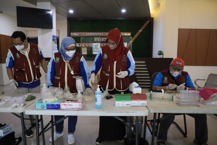 Pemeriksaan takjil oleh Dinas Kesehatan Kota Tangerang. (KEY)