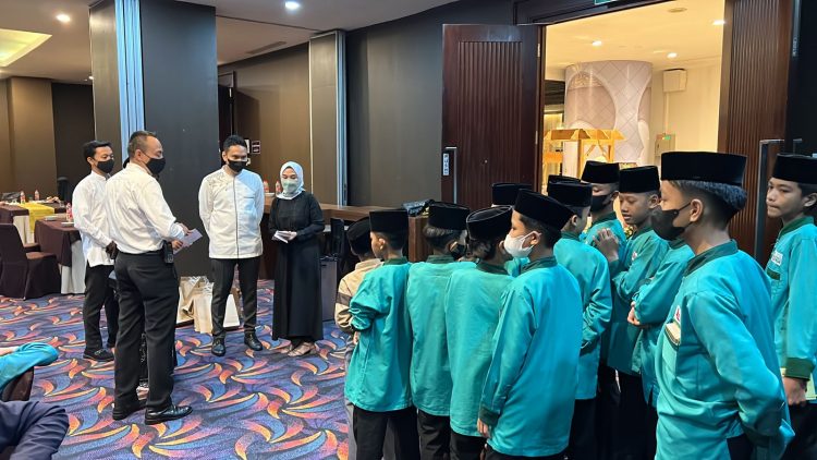 Santunan yatim piatu Hotel Santika Premiere Bintaro. (RAY)