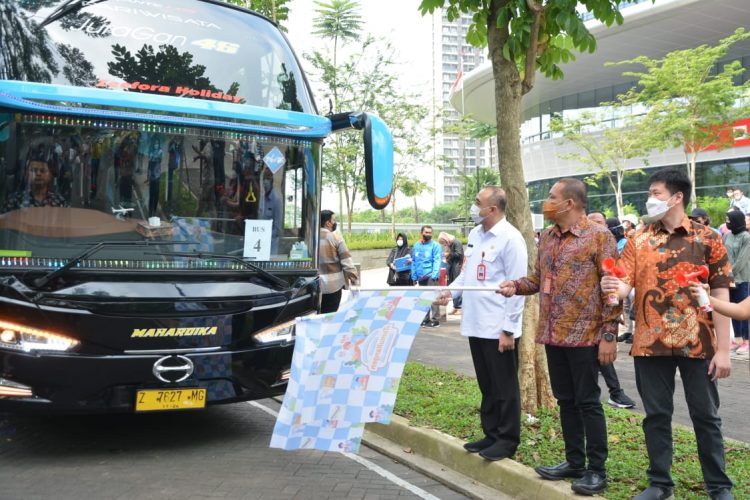 Bupati Tangerang Zaki Iskandar lepas pemudik. (RIK)