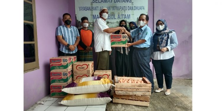 Penyerahan santunan yatim piatu dari PT IKPP Tangerang. (RAY)