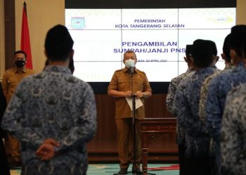 Walikota Tangsel Pimpin Sumpah Jabatan Ratusan PNS Baru