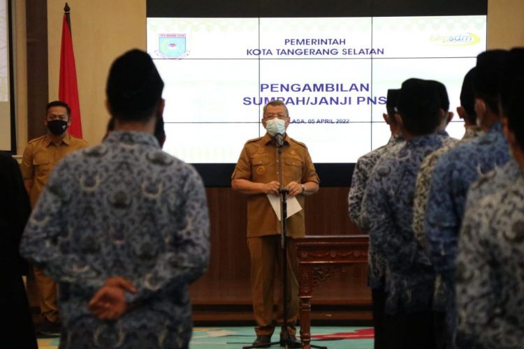 Walikota Tangerang Selatan Benyamin Davnie pimpin sumpah jabatan PNS. (IST)