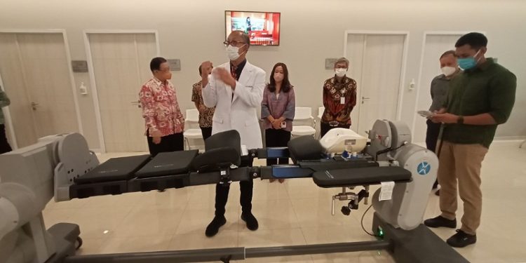Chairman of Gatam Institute Eka Hospital Orthopedic & Spine Center, Luthfi Gatam memperagakan alat Pro Axis Table. (RAY)