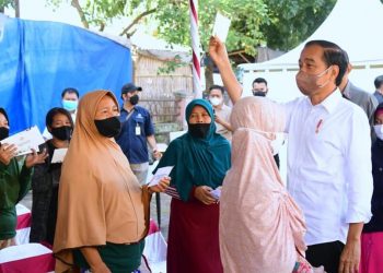 Serahkan Bansos di Pasar Harjamukti Cirebon, Presiden: Untuk Modal Usaha