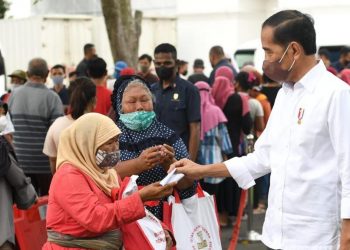 Tiba di Yogyakarta, Presiden Jokowi Bagikan Sembako untuk Masyarakat