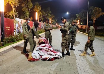 Satpol PP Tangsel Copot Ratusan Reklame Tak Berizin