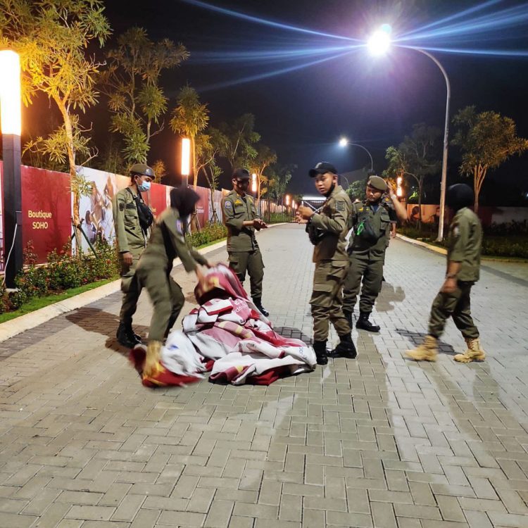 Personel Satpol PP Tangsel tertibkan reklame tak berizin. (KEY)