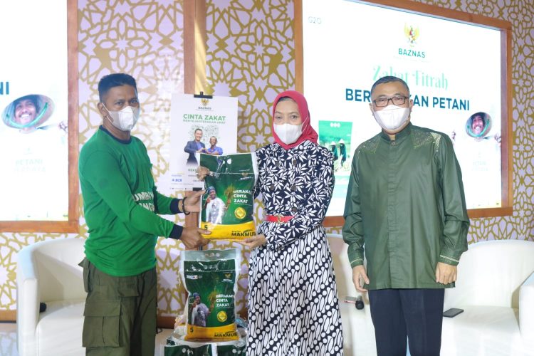 Penyerahan zakat dari Baznas. (IST)