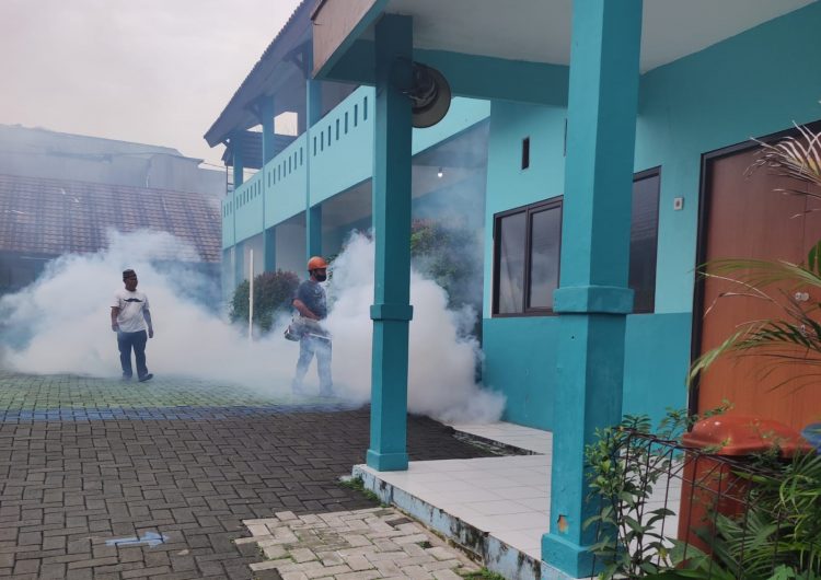 PT Indah Kiat Tangerang memfogging pemukiman guna mencegah DBD. (RAY)