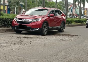 Hati-hati Melintas di Gading Serpong, Jalan Berlubang dan Bahayakan Pengendara