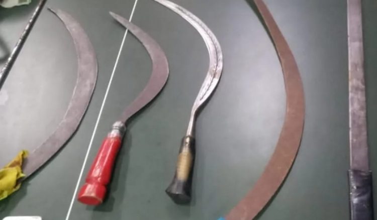 Barang bukti sajam yang dibawa pelaku tawuran. (IST)