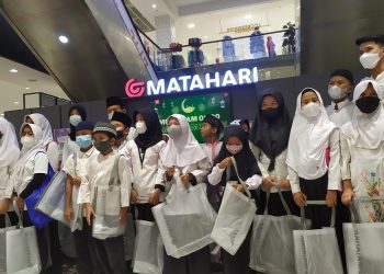 Puluhan Anak Yatim Diajak Berbelanja Baju Lebaran Di Supermal Karawaci