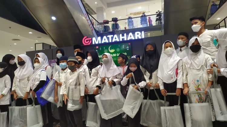 Santunan yatim piati di Supermal Karawaci, Kelapa Dua, Kabupaten Tangerang. (PHD)