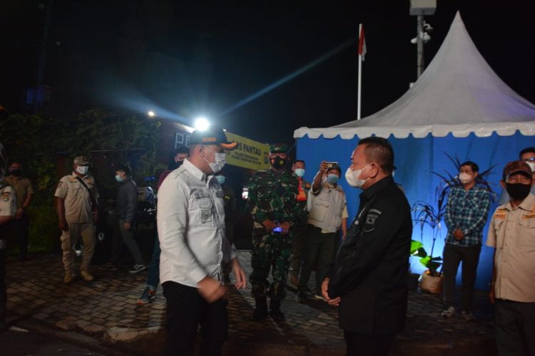 Bupati Tangerang Zaki Iskandar memantau malam takbiran. (RIK)