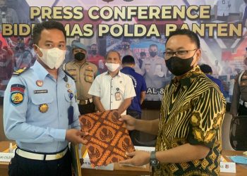 Wadirresnarkoba Polda Banten AKBP Niko Andreano beripenghargaan kepada petugas Lapas Cilegon. (SOL)