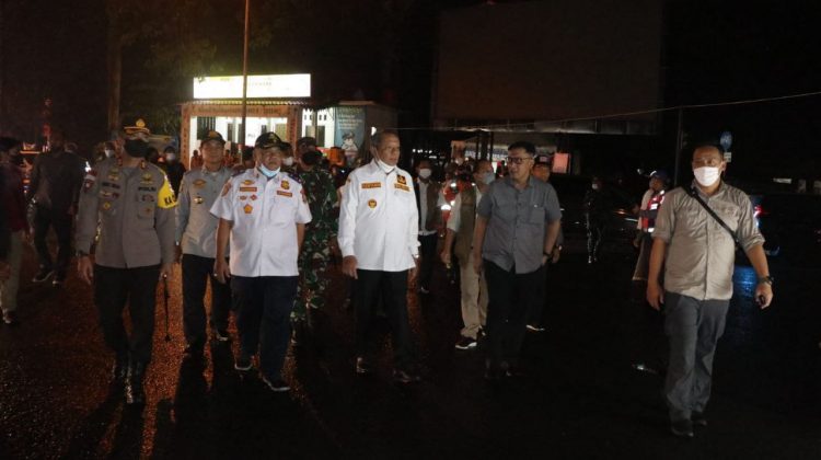 Walikota Tangerang Selatan Benyamin Davnie saat memantau pos mudik di Setu. (RAY)