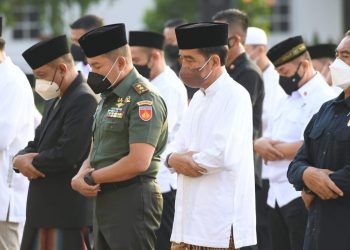 Presiden Jokowi dan Ibu Iriana Salat Idulfitri di Halaman Istana Yogyakarta