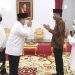 Saat Presiden Jokowi dan Menhan Prabowo Makan Opor Bersama
