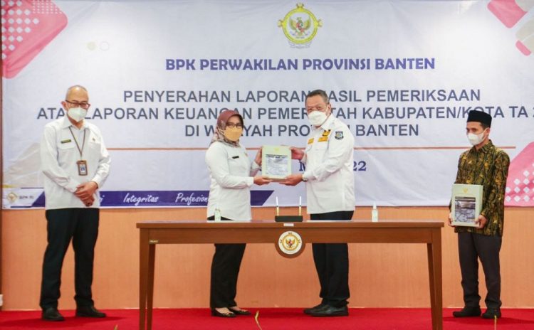 Walikota Tangsel BEnyamin Davnie menerima Opini Wajar Tanpa Pengcualian (WTP) dari BPK Banten. (IST)