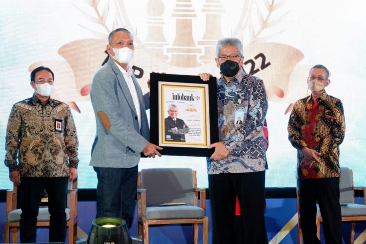 Direktur Utama bank bjb, Yuddy Renaldi menerima pengharagaan Top BUMD 2022. (IST)