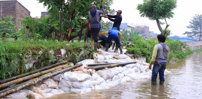 Tanggul jebol di Kota Tangerang. (KEY)