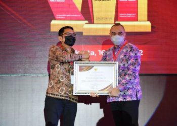 Bupati Tangerang Ahmed Zaki Iskandar menerima penghargaan dari KEMENPAN RB. (IST)
