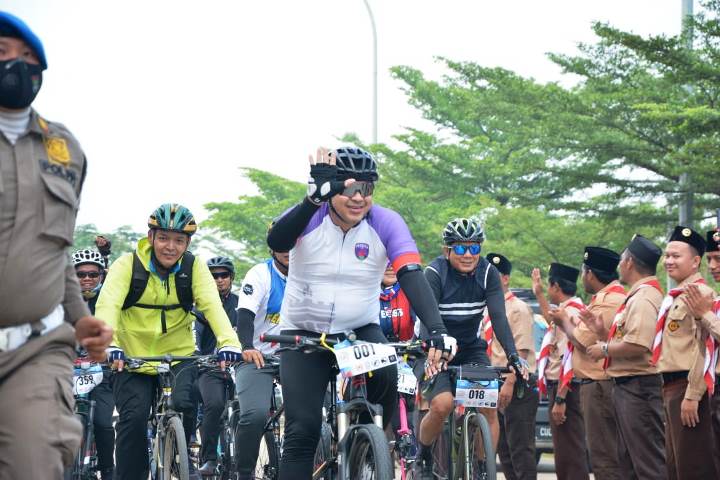 Bupati Tangerang Zaki Iskandar ikut fun bike di BSD. (RIK)