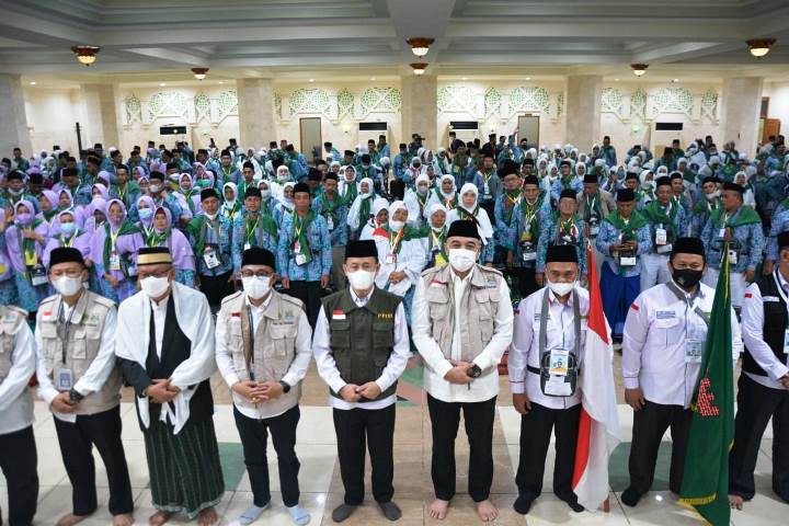 Bupati Tangerang Zaki Iskandar melepas keberangkatan calon jamaah haji. (RIK)