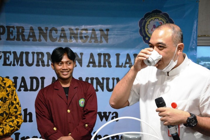 Bupati Tangerang Zaki Iskandar mencoba air laut menjadi siap minum ciptaan mahasiswa STIE Insan Pembangunan. (RIK)