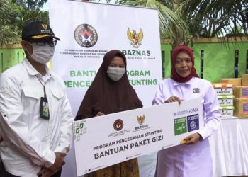 Cegah Stunting, BAZNAS Bersama Kemenko PMK Distribusikan Paket Makanan Bergizi