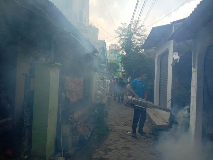Fogging wilayah RW 03, Kelurahan Pakulonan Barat. (RIZ)