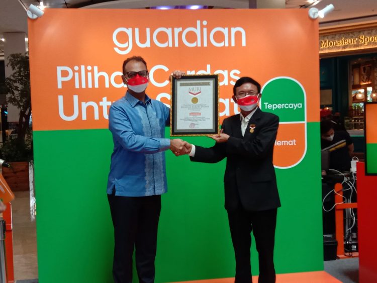 Director of Guardian Indonesia, Naresh Kalani menerima piagam dari MURI. (RIZ)