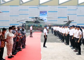Menhan Prabowo Serahkan Pesawat CN235 dan Dua Heli Anti Kapal Selam kepada TNI AL