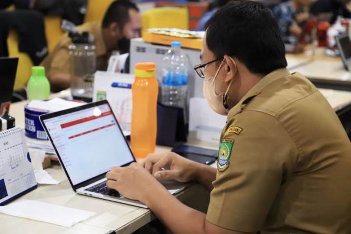 Pegawai Diskominfo Kota Tangerang. (KEY)