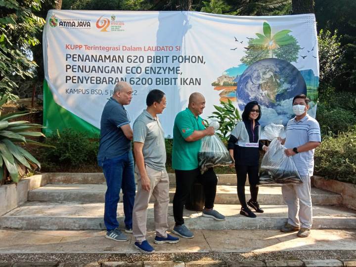 Penanaman pohon di Kampus 3 Universitas Katolik Indonesia (Unika) Atma Jaya. (RAY)