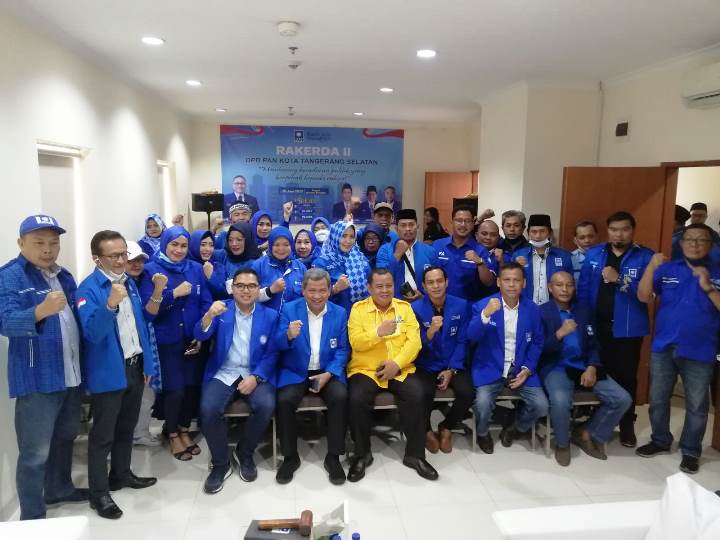 Pengurus DPD PAN Kota Tangsel foto bersama usai rakerda. (IST)
