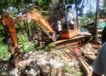 Tangani Banjir di Ciputat Timur, DSABMBK Tangsel Terjunkan Mini Ekskavator