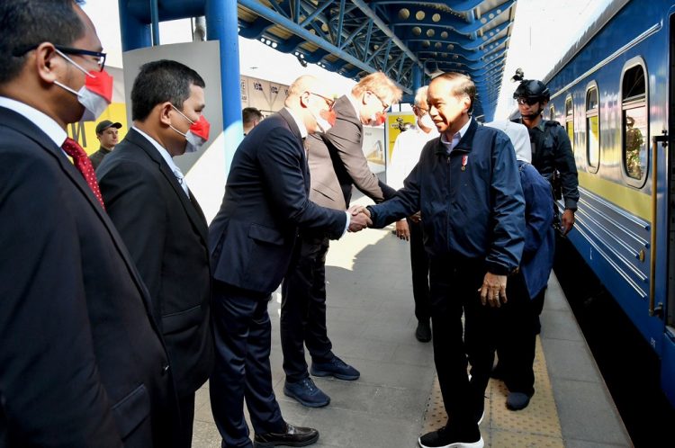 Presiden Joko Widodo dan Ibu Iriana tiba di Peron 1 Stasiun Central Kyiv, Ukraina sekitar pukul 08.50 waktu setempat, Rabu, 29 Juni 2022. Foto: BPMI Setpres/Laily Rachev