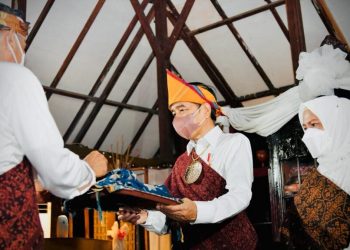 Presiden Jokowi Dianugerahi Gelar Adat ‘Mosalaki Ulu Beu Eko Bewa’
