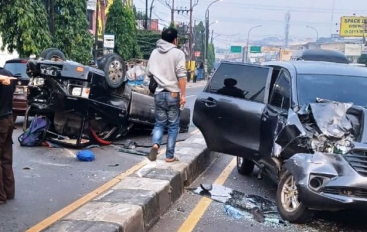 Tabarakan mobil di Ciputat, Kota Tangsel mengakibatkan korban empat luka-luka. (NET)
