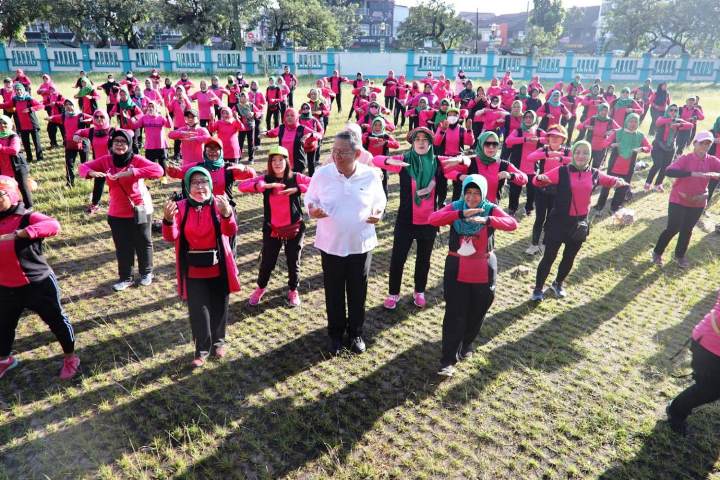 Walikota Tangsel Benyamin Davnie senam bareng lansia di Pamulang. (RAY)