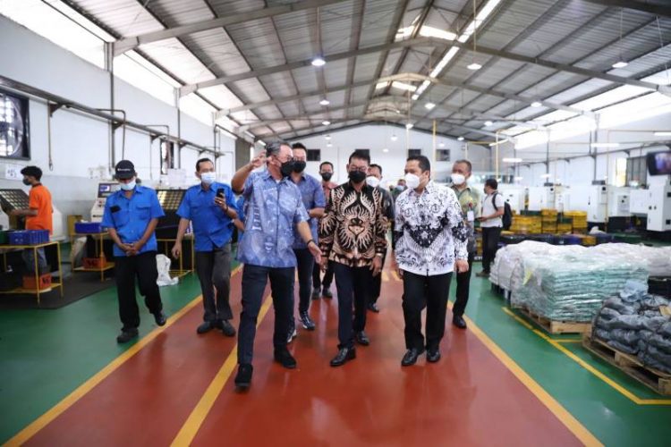Walikota Tangerang mengunjugi salah satu perusahaan. (IST)