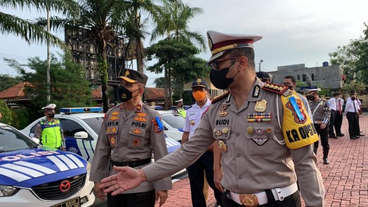 Wakapolda Banten Brigjen Pol Drs. Ery Nursatari mengecek kendaraan anggota saat apel Operasi Maung Patuh 2022. (SOL)