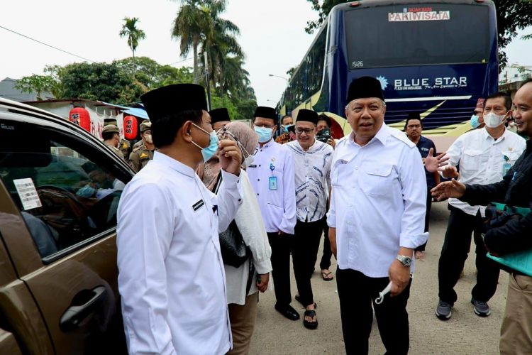 Walikota Tangsel Benyamin Davnie menyambut kedatangan jamaah haji. (RAY)